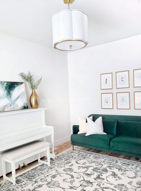 White Painted Piano, Sitting Room Ideas Green, White Piano In Living Room, Modern Piano Decor, White Piano Decor, Piano Sitting Room Ideas, Music Sitting Room, White Piano Living Room, Piano Area In Living Room