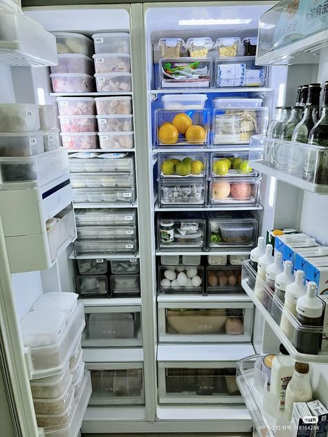 Korean Fridge Aesthetic, Isi Kulkas Aesthetic, Aesthetic Fridge Organization, Aesthetic Fridge, Japanese Storage, Dorm Design, Desain Pantry, Freezer Organization, House Organisation