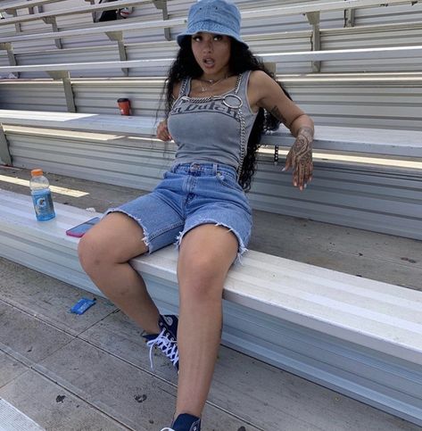 Looks Hip Hop, Bucket Hat Outfit, Hat Outfit, Tomboy Style Outfits, Looks Street Style, Kris Jenner, Streetwear Fashion Women, Vanessa Hudgens, Cute Swag Outfits