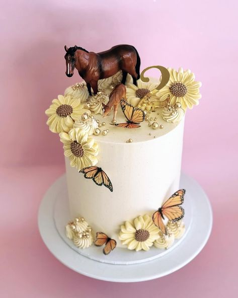 Floral Horse Cake, Lainey Wilson Birthday Cake, Lainey Wilson Birthday Theme, Horse Themed Birthday Cake, Lainey Wilson Birthday Party, Horses Birthday Party Ideas, Horse Cake Ideas, Double Digit Birthday Ideas, Horses Cake