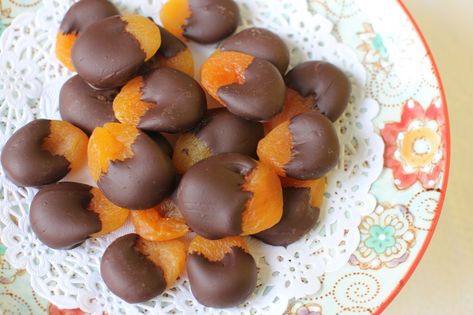 chocolate dipped apricots Chocolate Dipped Apricots, Blueberry Chocolate Chip Muffins, Chocolate Dip Recipe, Homemade Pumpkin Seeds, Trail Mix Cookies, No Bake Granola Bars, Chocolate Dipped Fruit, Blueberry Chocolate, Baked Granola