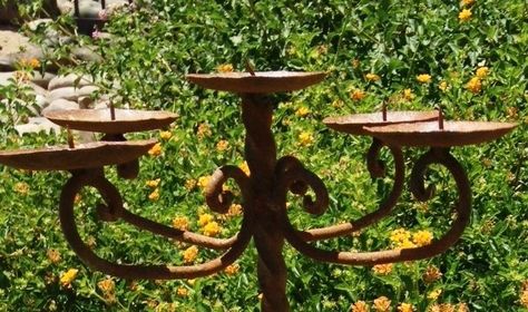 Candelabra Ideas, Candleabra Ideas, Rusty Garden, Wrought Iron Candle, Garden Planter, Diy Planters, Gardening Ideas, Plant Holders, Candlestick Holders