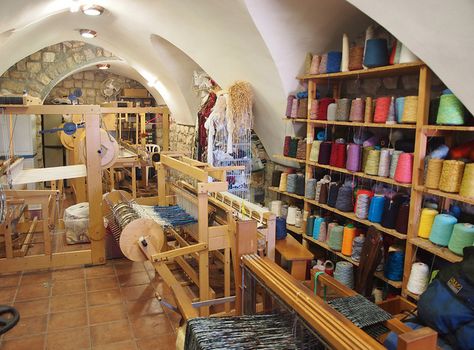 Safed | Flickr - Photo Sharing! Fiber Arts Studio, Weaving Room, Textile Workshop, Knitting Studio, Fiber Studio, Weaving Studio, Studio Weave, Tapestry Room, Studio Shed