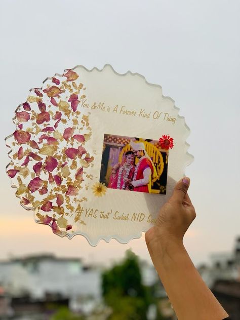 Resin Art Wedding Card, Resin Art Photo Frame Ideas, Nikah Tray, Resin Art Photo Frame, Diy Resin Gifts, Birthday Wishes For Lover, Resin Photo Frame, Silver Wedding Anniversary Gift, Resin Works