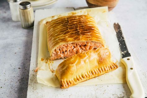 Salmon Wellington has a beautiful, golden brown crusty exterior and incredibly tasty, juicy salmon interior. An easy recipe to follow with tips and tricks. Dill Butter, Salmon En Croute, Salmon Wellington, Salmon Wrap, Salmon Soy Sauce, Lemon Salmon, Beef Wellington, Baked Salmon, What To Cook