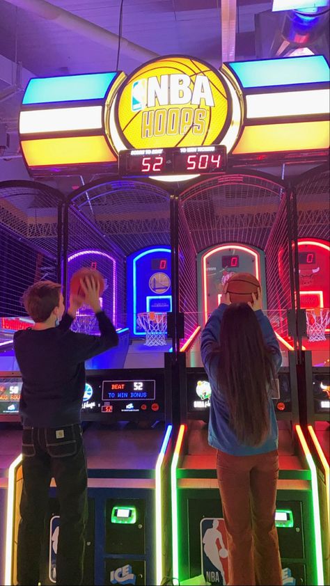 arcade basket ball Arcade Friends Aesthetic, Brett And Becca, Arcade Aesthetic Friends, Basketball Couple Aesthetic, Arcade Date Aesthetic, Arcade Couple, Basket Couple, Aesthetic Arcade, Play Aesthetic