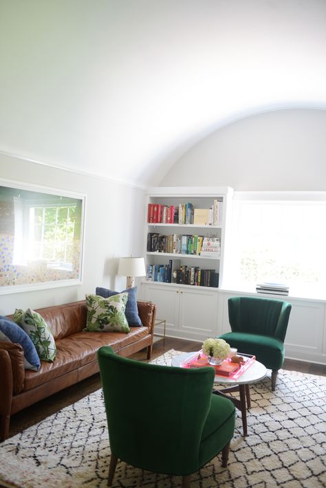 brass knobs (hardware) maybe that giant oregon map on the wall? do we have room? Green Accent Chair, Sofa Layout, Brown Leather Couch, Leather Sofa Living Room, Brown Couch, Brown Leather Sofa, Dunn Edwards, Trendy Living Rooms, Classic Grey