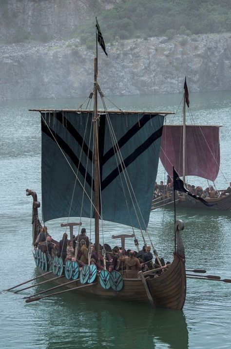 Barco Viking, Vikings Art, Viking Longboat, Vikings Season 4, Viking Aesthetic, Navi A Vela, Old Sailing Ships, Viking Life, Nordic Vikings