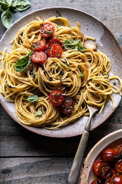 20 Minute Garlic Basil Brown Butter Pasta | halfbakedharvest.com #pasta #easyrecipe #tomatoes #basil #easyrecipes #spring #summer Brown Butter Pasta, Angel Hair Pasta Recipes, Plats Healthy, Butter Pasta, Fettuccine Alfredo, Health Dinner, Läcker Mat, Angel Hair, Health Dinner Recipes