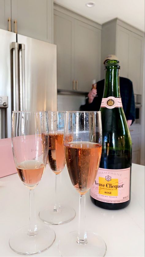 Fake Champagne, Rose Champagne Aesthetic, Champagne Cake, Rose Champagne, 21st Bday Ideas, Aesthetic Roses, Birthday Dinner Party, Birthday Cup, Pink Champagne