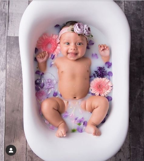 Spring Baby Pictures, 3 Month Old Baby Pictures, Fall Baby Photos, Baby Milk Bath, Baby Milestones Pictures, Monthly Baby Pictures, Baby Milestone Photos, 3 Month Old Baby, Newborn Baby Photoshoot