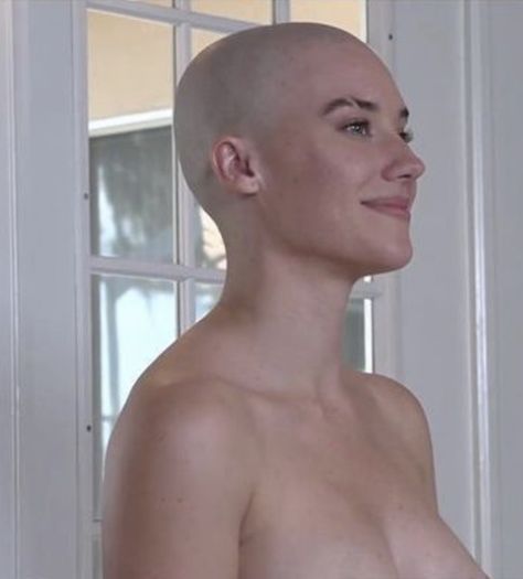 Cristiano Ronaldo Young, Shaved Hair Women, Bald Head Women, Dj Dance, Lesbian Fashion, Shaved Nape, Bald Hair, Bald Women, Bald Heads