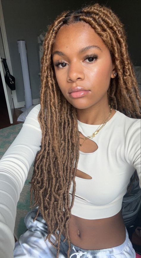 Crochet Blonde Faux Locs, Colour 30 Faux Locs, Light Brown Faux Locs Black Women, Faux Locs Highlights, Honey Blonde Faux Locs Black Women, Color 30 Faux Locs, Faux Locs Black And Blonde, Blonde Locs Black Women Dark Skin, Honey Brown Soft Locs