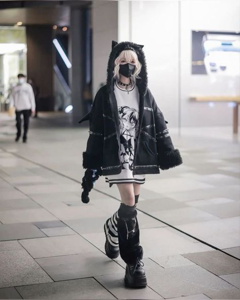 Cute Techwear, Edgy Pose Reference, Pastel Techwear, Tech Wear Outfit, Gurokawaii Fashion, Performer Aesthetic, Peony Aesthetic, Harajuku Anime, Estilo Harajuku