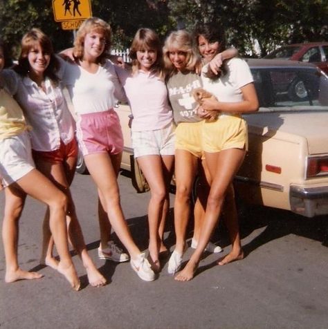 @80s_obssesed_ on Instagram: “California 1983” 80s High School Outfits, 70s High School Aesthetic, High School In The 80s, 80s High School Pictures, Preppy 80s Aesthetic, Summer In The 80s, 80s School Photos, High School In The 90s, 80s Fashion School