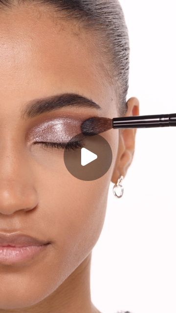 James Molloy Makeup Artist on Instagram: "Super chic NYE Glam - new work for @lauramercier using the iconic Caviar Sticks ✨
Model - @honneymcleod_ @bossmodelmanagement 
Video - @lillanyeki 
#nye #newyearmakeup #softglam #beauty #makeupreels" Makeup Artist Video, Makeup Artist Tutorial, Makeup Artist Working, Nye Glam, New Year's Makeup, Makeup Videos, Artist On Instagram, Artist At Work, New Work