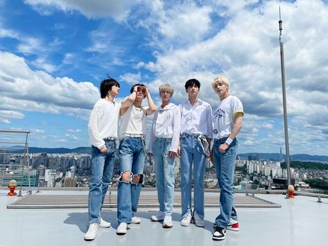 Txt Magic, Txt Official, Moa Collection, Group Photos, Pop Group, Boy Bands, Boy Groups, Persona, Mom Jeans