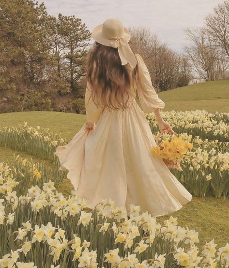 Daffodil Photography, Cottagecore Dresses, Celebrity Fashion Looks, Fairytale Photography, Cottagecore Outfits, Fashion Photography Inspiration, Yellow Aesthetic, Aesthetic Beauty, Pastel Aesthetic