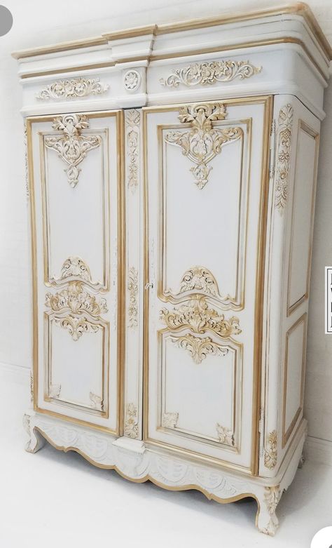 French Rococo Furniture, French Rococo Bedroom, Ebanista Furniture, Rococo Room, Rococo Bedroom, Classic Rooms, Office Redo, Gilded Furniture, Foyer Ideas