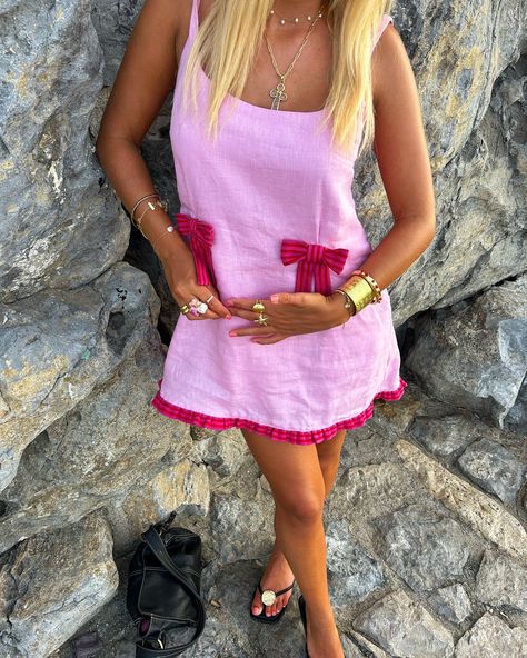 ahhhh the cutest dress ever🌸🌺🌸🌺🌸🌺 Cute Mini Summer Dresses, Cute Womens Outfits, Pink Outfits Summer, Summer Dresses Outfits, Linen Pants Women, Dresses 2024, Leeks, Mini Dresses, Pretty Dresses