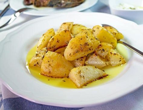 Lemon garlic roasted potatoes - WonderfulDIY.com Lemon Garlic Roasted Potatoes, Vegetarian Motivation, Lemon Dishes, Greek Side Dishes, Lemon Roasted Potatoes, Greek Lemon Potatoes, Greek Food Recipes, Garlic Roasted Potatoes, Greek Potatoes