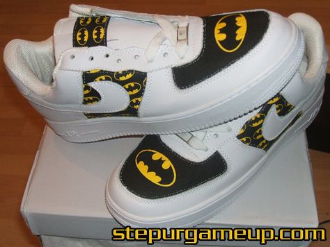 OMG BATMAN NIKES!!!!! Batman Clothes, Converse Art, Batman Nails, Batman Things, Boss Tattoo, Batman Shoes, Nike Shoes Women Fashion, Batman Collectibles, Batman Stuff