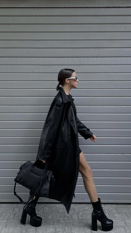 Dark Feminine Style, City Fashion Photography, Mia Bag, Outfit Botas, Ny Outfits, Fashion Photography Inspiration, Closet Fashion, Feminine Outfit, Edgy Fashion