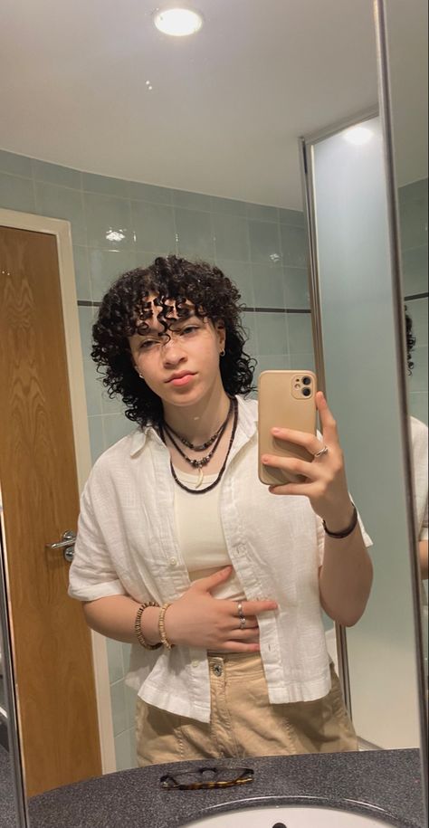 Lesbian Curly Hair Short Hairstyles, Female Curly Mullet, Curly Hair Short Mullet, Coily Mullet, Masc Lesbian Haircut Curly, Lesbian Curly Hair, Masc Curly Hair Cuts, 3c Mullet, Androgynous Curly Hair