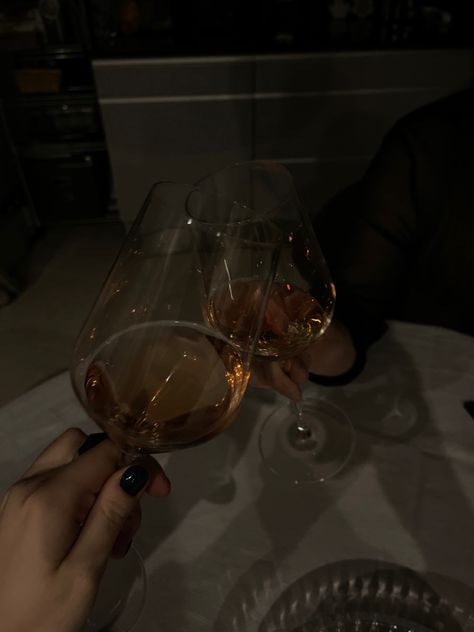 Long Stem Wine Glasses, Couple Drinking, Types Of Aesthetics, Wine Photography, Drinking Alcohol, Wine Mom, Alcohol Aesthetic, Tokyo Ghoul Anime, Shadow Photos