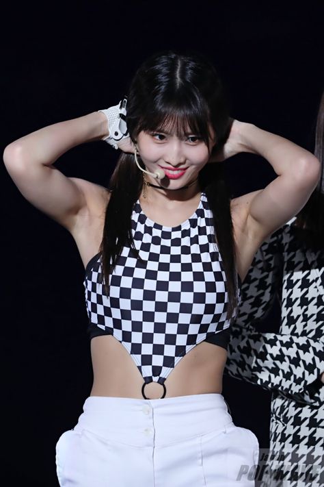 Korean Pop Stars, Korean Fashion Kpop, Sana Momo, Hirai Momo, Korean Pop, Kpop Outfits, Jennifer Aniston, Kpop Girl Groups, Body Goals