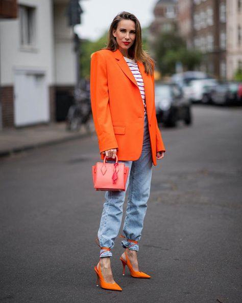 Alexandra Lapp on Instagram: “Werbung/Ad | Wearing bold colors is one of the nicest ways to welcome Summer and the NEO MILLA TOTE by @mcmworldwide is my perfect…” Orange Blazer Outfits, Alexandra Lapp, Colour Blocking Fashion, Orange Blazer, Welcome Summer, Blazer Outfit, Orange Bag, Street Style Chic, Blazer Outfits