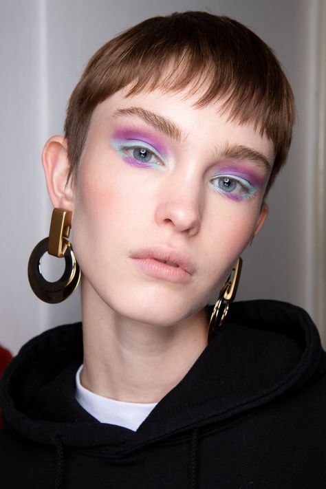 Spring 2020 Runway Beauty Trends: Watercolor Shadow Fashion Week 2020 Runway, 2020 Makeup Trends, Kendall Jenner Runway, 90s Fashion Runway, Runway Fashion Vintage, Runway Makeup Looks, Runway Fashion 2020, Victoria Secret Runway, Gucci Runway