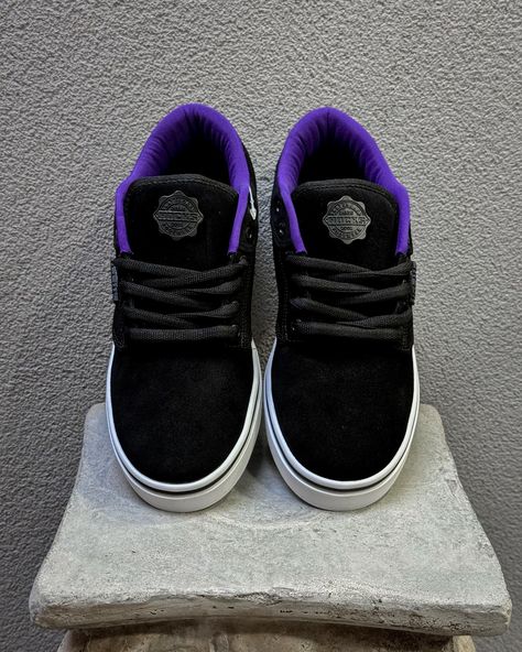 Hocks Montreal Noturno - Cabedal em camurça, logo aplicada em etiquetas metalizadas e uma cor preta em contraste com o roxo que torna esse modelo único. Acesse everskateshop.com.br e confira! 🌲 #everskateshop #skateshop #skatista #hockskate #hocksskate #tenisdeskate #tenishocks #hocksmontreal #montrealnoturno #tênis #streetwear #skate Tenis Hocks, Skate Shop, Montreal, Street Wear, On Instagram, Instagram