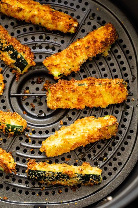 These air fryer zucchini fries come out crunchy on the outside and perfectly cooked on the inside. They're made with panko, parmesan, and everything bagel seasoning! Airfryer Zucchini, Zucchini Spears, Zucchini Breads, Air Fryer Zucchini Fries, Cook Zucchini, Whole30 Recipe, Air Fryer Zucchini, Zucchini Side Dishes, Zucchini Recipes Healthy