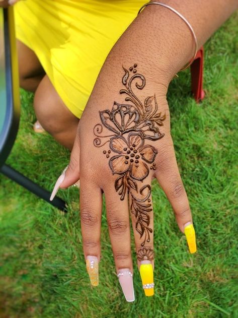 Henna Motive, Small Henna Tattoos, Henna Tattoo Design, Small Henna Designs, Henna Flower Designs, Cute Henna Designs, Wrist Henna, Tattoos Henna, Cute Henna Tattoos