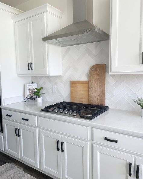 Herringbone Backsplash Kitchen, Backsplash Kitchen White Cabinets, Backsplash For White Cabinets, Model Dapur, White Kitchen Backsplash, Interior Dapur, Gray And White Kitchen, White Kitchen Remodeling, Kabinet Dapur