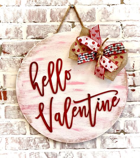 Valentine Wood Crafts, Hello Valentine, Valentines Door Hanger, Diy Valentine's Day Decorations, Door Signs Diy, Valentines Sign, Valentine Projects, Valentine Day Wreaths, Wooden Heart