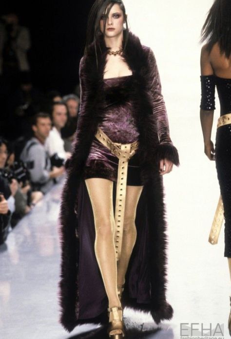 90s Dark Fashion, Runway Fashion Couture, Runway Outfits, Fashion 90s, 90's Fashion, Looks Chic, 2000s Fashion, Mode Vintage, Looks Style