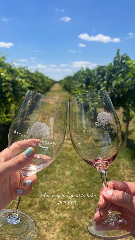 Vineyard | field | winery | wine glasses | date | couple | red wine | aestheticpictures #dateideas #aesthetic , #thesummeriturnedpretty , #winetasting , #wine , #summer , #outfits , #vintage , #nature , #dateideas Wine Tour Pictures, Wine Farm Aesthetic, Winery Inspo Pics, Winery Photo Ideas, Winery Picture Ideas, Wine Tasting Aesthetic, Winery Aesthetics, Vineyard Pictures, Winery Proposal