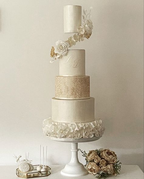 Luxury Champagne 5 tier wedding cake with floating tier and sugar flowers 5 Tier Wedding Cakes, Luxury Champagne, Luxury Cake, Scottish Castles, Bday Cake, Champagne Wedding, Tiered Wedding Cake, Castle Wedding, Sugar Flowers