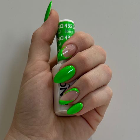 neon geeen almond short nails inspiration summer nails wavy design line art nail design shego from kim possible nails simple accent nail Nails Wavy Design, Kim Possible Nails, Shego Nails, Line Art Nail Design, Simple Accent Nail, Short Nails Inspiration, Almond Short Nails, Nails Inspiration Summer, Wavy Design