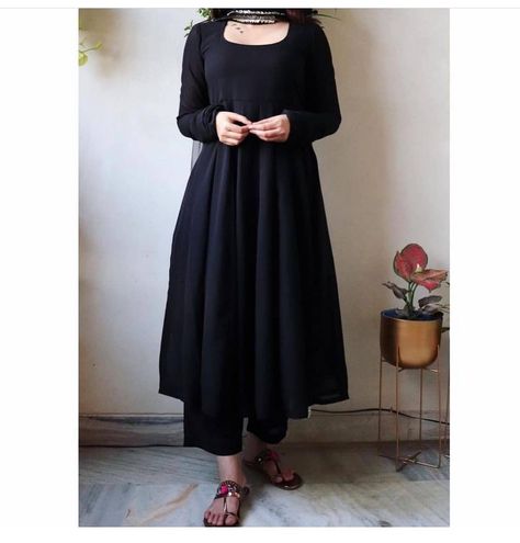 Black Plain Anarkali Dress, Black Dress Pattern Indian, Black Patiyala Suits Designer, Plain Black Kurti Design Style, Simple Black Kurti Designs, Plain Anarkali Dress Simple, Black Suit For Women Indian, Black Kurti Design, Plain Anarkali Suits