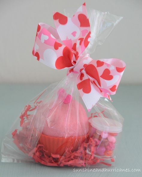 Valentine’s Day Playdough Cupcakes Playdough Cupcakes, Play Dough Valentine, Valentines Dyi, Play Dough Gift, Valentines Diy Kids, Playdough Kit, Valentines Snacks, Playdough Activities, Playdough Kits