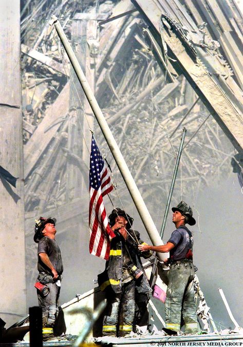 50 of the World's Most Remarkable Photographs World Trade Center Collapse, World Trade Center Attack, Powerful Pictures, North Tower, Fire Fighters, We Will Never Forget, Trade Centre, Twin Towers, Iconic Photos