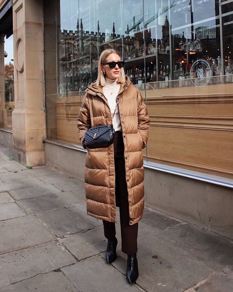 Puffa winter coat outfit inspiration - winter coats - everlane - puffa coat - winter streetstyle outfit ideas for women Stylish Puffer Jacket Outfit, Beige Puffer Coat Outfit, Long Puffer Outfit, Long Puffer Coat Outfit, Puffer Outfits, Puffer Coat Outfit, Winter Streetstyle, Puffer Trench Coat, Puffer Outfit