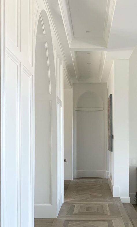 This Cloud White hallway is a monochromatic masterpiece. Learn all about Benjamin Moore Cloud White OC-130 in this color review. Cloud White is a soft off-white paint color to update and brighten your walls. Benjamin Moore Cloud White, Off White Paint Colors, Spacious Sofa, Benjamin Moore White, Best White Paint, Design Publication, Leaded Glass Windows, Off White Paints, Colored Ceiling