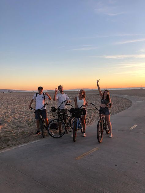 Un mois et demi à Los Angeles Un mois et demi à Los Angeles #losangeles #hermosabeach #velo #friends #amis Shotting Photo, Summer Goals, Summer Plans, Summer Friends, Summer Feeling, Friend Photoshoot, Best Friend Pictures, Summer Dream, Summer Photos