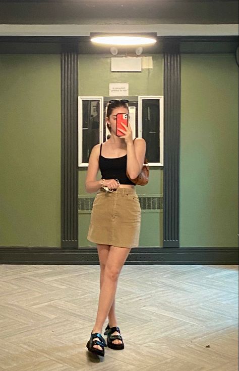 Cordrouy Skirt Outfit, Brown Skirt And Black Top, Style Corduroy Skirt, Outfits With Corduroy Skirt, Tan Denim Skirt Outfit, Tan Courderoy Skirt Outfits, Courdaroy Skirt Outfit, Khaki Denim Skirt Outfit, Khaki Skort Outfit