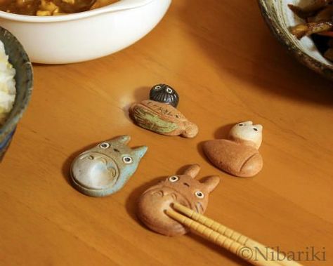 My Neighbor Totoro chopstick rests Totoro Pottery, Totoro Stuff, Chopstick Holders, Diy Sushi, Clay Magnets, Clay Pieces, Air Dry Clay Projects, Sculpey Clay, Chopstick Holder