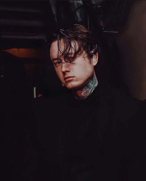 Noah Sebastian Short Hair, Tatto Boys, Emo Boyfriend, Noah Sebastian, Metalcore Bands, Emo Men, Bad Omens, Dark Men, Stranger Things Aesthetic